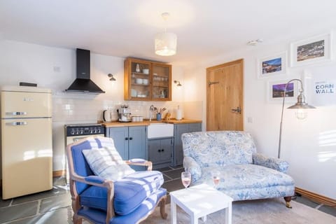 Bijou Coastal Apartment in Polperro With Hot Tub, Onsite Parking 5 min Downhill Walk To Village House in Polperro