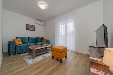 Communal lounge/ TV room, TV and multimedia, Living room, Evening entertainment