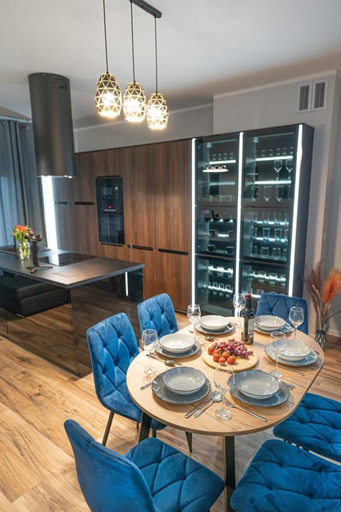 Kitchen or kitchenette, Living room, Food and drinks, Seating area, Dining area, Food, Drinks, minibar, pet friendly