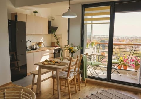 Coffee/tea facilities, View (from property/room), Balcony/Terrace, Kitchen or kitchenette, Living room, Seating area, Dining area, Breakfast, Lunch, minibar, pet friendly