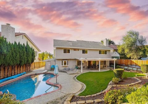 Property building, Patio, Day, Garden, Seating area, Garden view, Pool view, Swimming pool, Swimming pool, sunbed