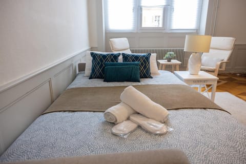 Bed, Living room, towels