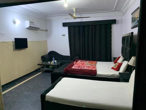 Communal lounge/ TV room, Bed, TV and multimedia, Living room, Photo of the whole room, Seating area, Evening entertainment, Bedroom, air conditioner