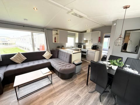 Kitchen or kitchenette, Living room, Seating area, Dining area, oven, pet friendly, stove