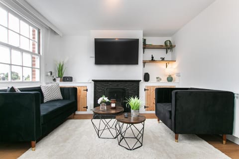 TV and multimedia, Living room, Seating area, Evening entertainment