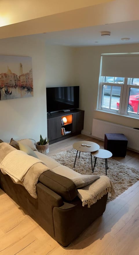 Communal lounge/ TV room, TV and multimedia, Living room, Seating area, Evening entertainment