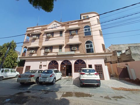 Property building, Facade/entrance, Street view, Parking