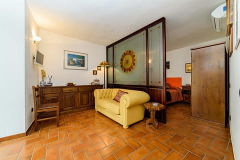 TV and multimedia, Living room, Seating area, hair dresser, air conditioner