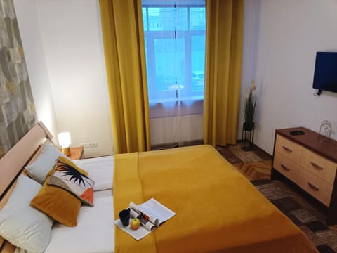 Bed, TV and multimedia, Photo of the whole room, Bedroom, hair dresser, towels