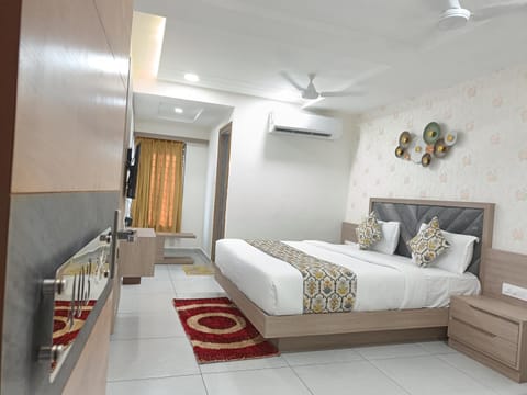 Bed, TV and multimedia, Photo of the whole room, Bedroom, fireplace, air conditioner
