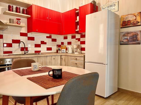Coffee/tea facilities, Kitchen or kitchenette, dishwasher, oven, stove