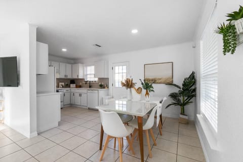 Boho Bungalow - Chic Pet Friendly Mins to Town House in Saint Augustine