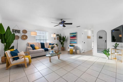Boho Bungalow - Chic Pet Friendly Mins to Town House in Saint Augustine