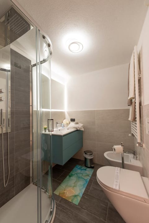 Shower, Toilet, Bathroom, towels