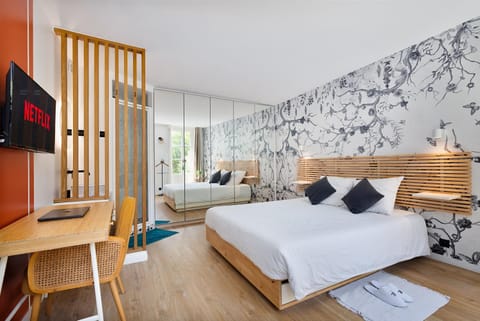Bed, TV and multimedia, Photo of the whole room, Seating area, Bedroom, Garden view, Inner courtyard view, towels, washing machine