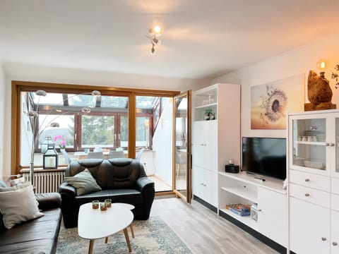 TV and multimedia, Living room, Evening entertainment
