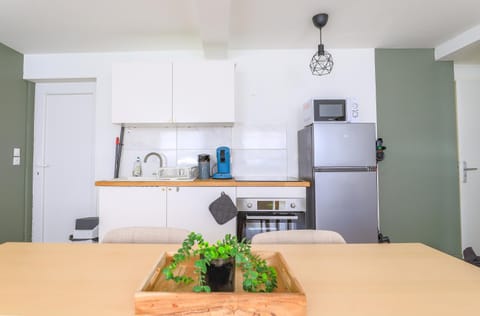 Seating area, Dining area, Meals, stove, kitchen