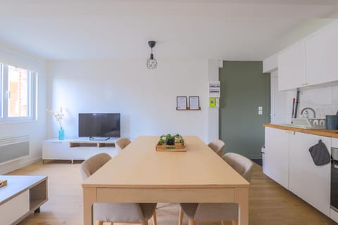 View (from property/room), Seating area, Dining area