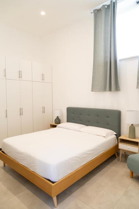 Nearby landmark, Bed, Decorative detail, Seating area, Bedroom, Inner courtyard view, internet, internet, locker, wardrobe