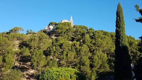 Nearby landmark, Day, Natural landscape, Mountain view