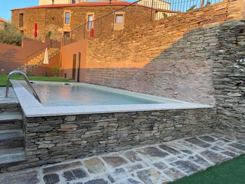 Day, Pool view