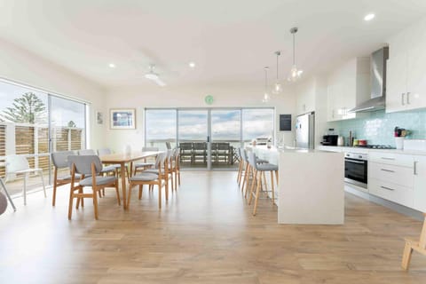 Kitchen or kitchenette, Dining area, dishwasher, oven