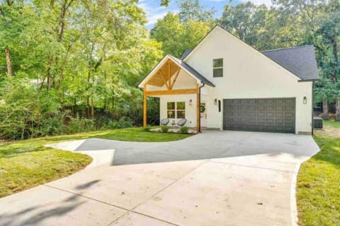 Brand New Luxury home 2022-Hot Tub-Pet Friendly House in Hixson