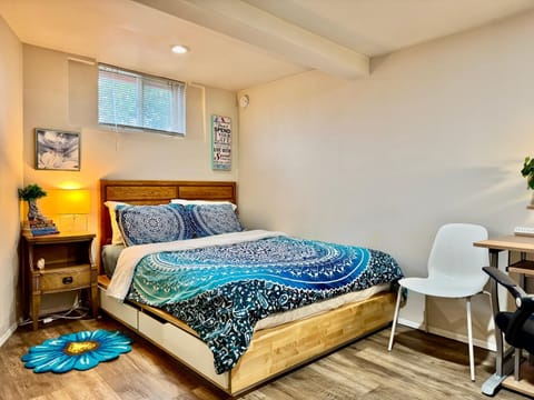 Bed, Photo of the whole room, Seating area, Bedroom