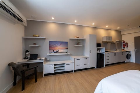 Bed, TV and multimedia, Kitchen or kitchenette, toaster