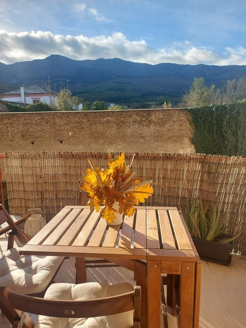Natural landscape, View (from property/room), Balcony/Terrace, Dining area, Mountain view