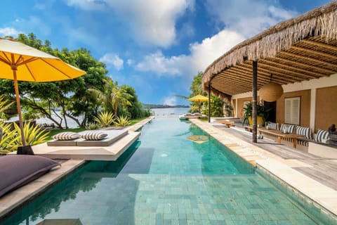 Dining area, Garden view, Sea view, Swimming pool, sunbed