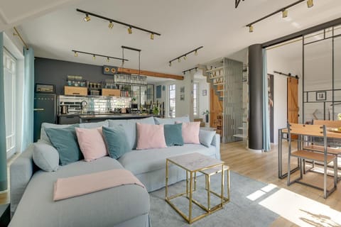 Kitchen or kitchenette, Living room, Seating area, Dining area