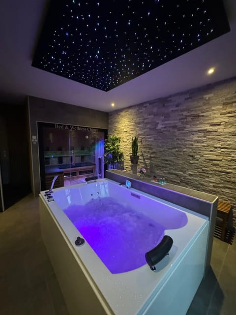 Hot Tub, Hot Tub, Spa and wellness centre/facilities, Bath