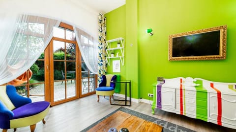 Communal lounge/ TV room, TV and multimedia, Living room, Photo of the whole room, Seating area, Evening entertainment, Bedroom