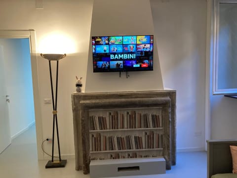 Communal lounge/ TV room, TV and multimedia, Decorative detail, Evening entertainment