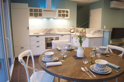 Kitchen or kitchenette, Dining area, minibar, pet friendly, stove