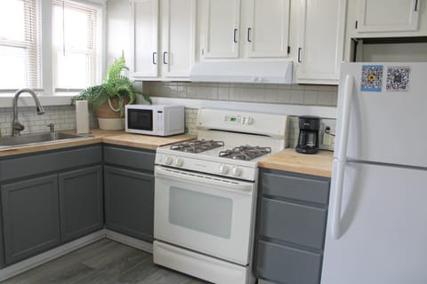 Comfy 3 BR - Family Friendly Apt - City Access Apartment in Pittsburgh