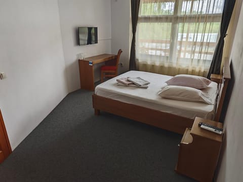 Bed, TV and multimedia, Photo of the whole room, Bedroom, towels