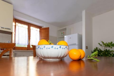 Kitchen or kitchenette, Food and drinks, Dining area