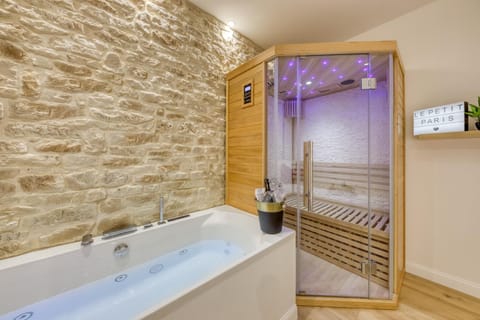 Hot Tub, Sauna, Spa and wellness centre/facilities, Bath, towels