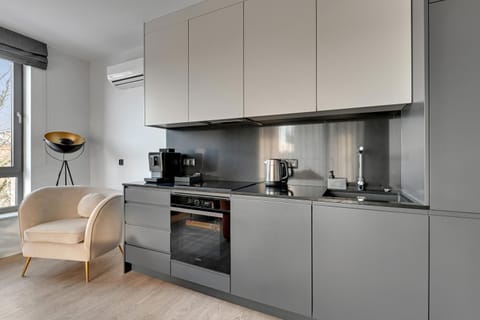 Coffee/tea facilities, Kitchen or kitchenette, Dining area, oven, stove