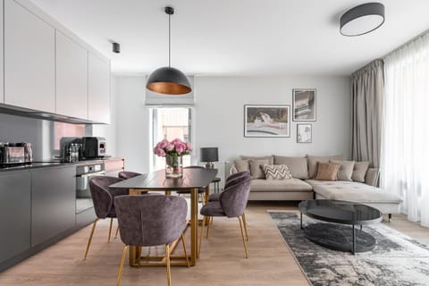 Coffee/tea facilities, Kitchen or kitchenette, Living room, Seating area, Dining area, oven