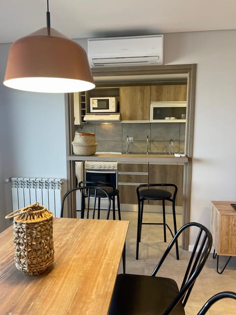 Kitchen or kitchenette, Dining area, minibar, pet friendly, air conditioner