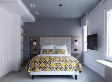 Bed, TV and multimedia, Photo of the whole room, Bedroom