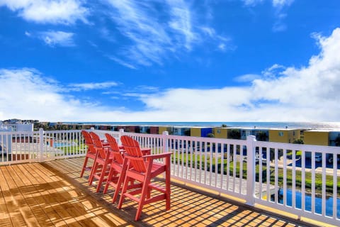 Balcony/Terrace, Seating area, Sea view, Swimming pool