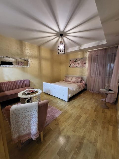 Seating area, Bedroom