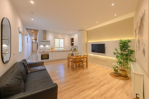 Communal lounge/ TV room, TV and multimedia, Kitchen or kitchenette, Living room, minibar