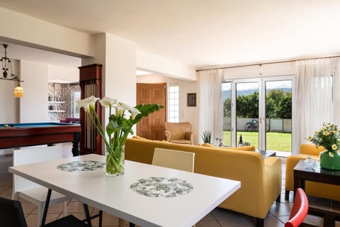 Living room, Seating area, Dining area