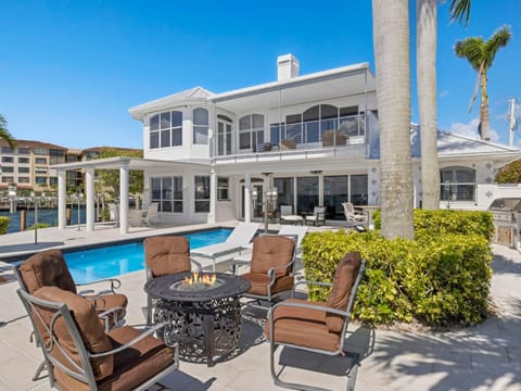 Property building, Patio, Balcony/Terrace, Seating area, Pool view, Swimming pool, furniture