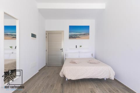 Bed, Photo of the whole room, towels